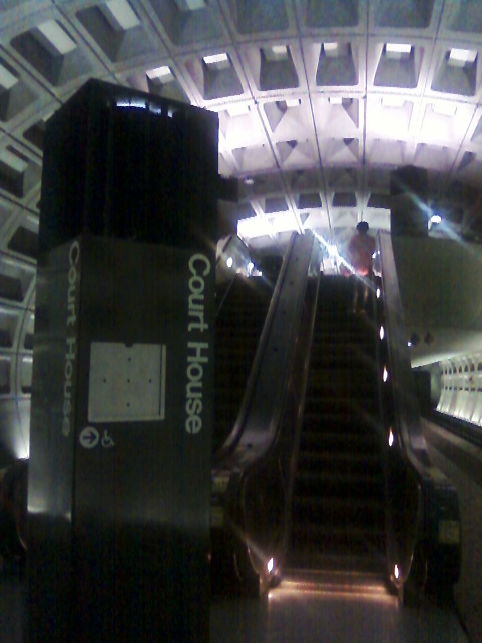 08/24/2011-
Pylon with air conditioning vent on top at WMATA/DC Metro Courthouse
station on the Orange Line. Very little cool air circulated from this
vent. For further details, please visit www.wirelessnotes.org.