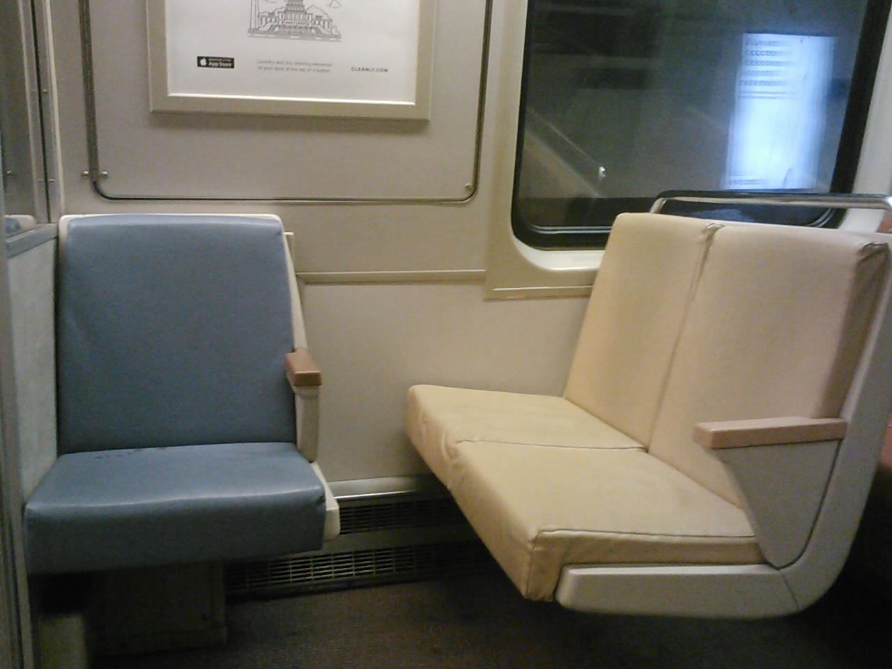 A
length-wise view of the same single seat. A nice use of extra space on the
1000 series cars by giving passengers a comfortable seat, and not shiny
metal walls to stare at while standing for a 45 minute commute! For
further details, please visit www.wirelessnotes.org.