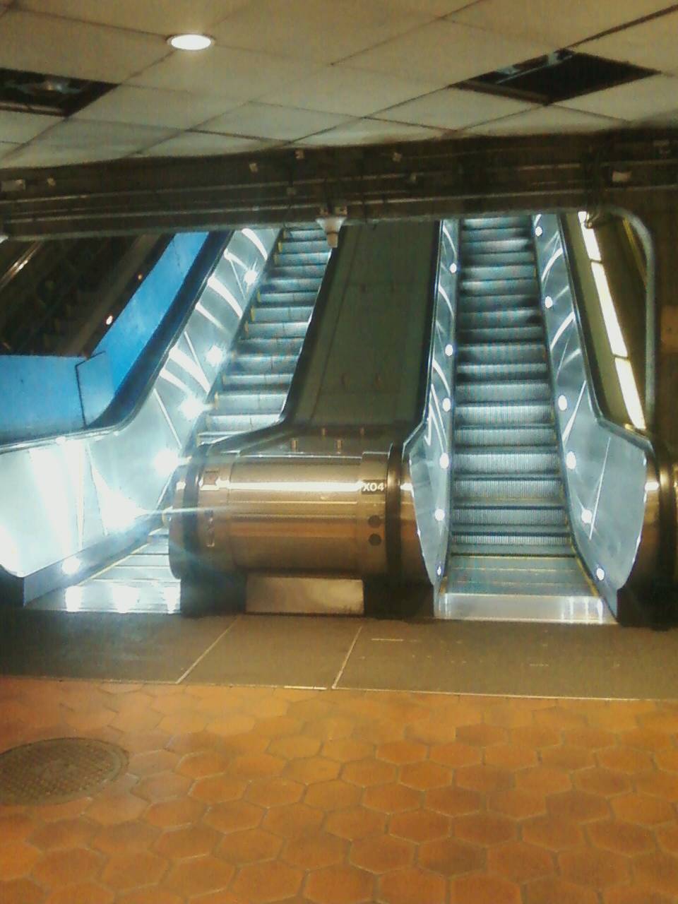 01/03/2017- WMATA/DC Van Ness/UDC escalator heading up is out of
service, causing passengers to walk up a very long way. The down escalator
is working fine...couldn't someone have bothered to switch the two?? For
further details, please visit www.wirelessnotes.org.